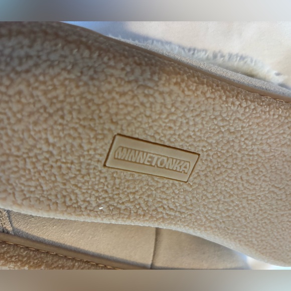 Minnetonka Women’s Suede/ Fur Lined Moccasins in Cream/Beige Sz 10 - Picture 9 of 9